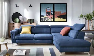 Niebieska, narożna sofa z poduszkami to idealny wypoczynek do salonu. Nowoczesny design i komfort zachwycą każdego.