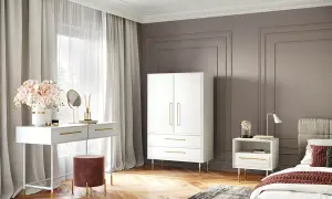 Elegancka sypialnia z białymi meblami i brązowymi ścianami. Idealne pytanie: jaki kolor ścian do białych mebli?