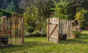 Urocze, rustykalne furtki drewniane otwierają przejście do kwitnącego ogrodu.