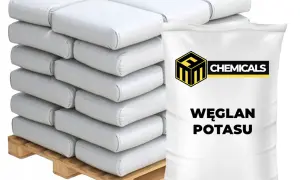 Stosowanie węglanu potasu: białe worki z produktem na palecie. Sprawdź węglan potasu dawkowanie dla optymalnych rezultatów.