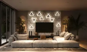 Nowoczesna ściana w salonie z geometrycznym wzorem i podświetleniem, przed którą stoi duża, wygodna sofa.