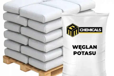 Stosowanie węglanu potasu: białe worki z produktem na palecie. Sprawdź węglan potasu dawkowanie dla optymalnych rezultatów.