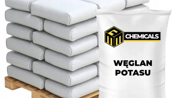 Stosowanie węglanu potasu: białe worki z produktem na palecie. Sprawdź węglan potasu dawkowanie dla optymalnych rezultatów.