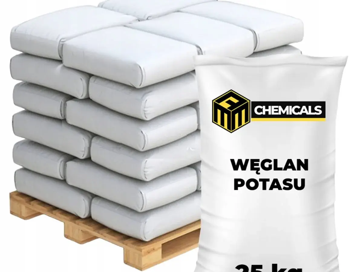 Stosowanie węglanu potasu: białe worki z produktem na palecie. Sprawdź węglan potasu dawkowanie dla optymalnych rezultatów.