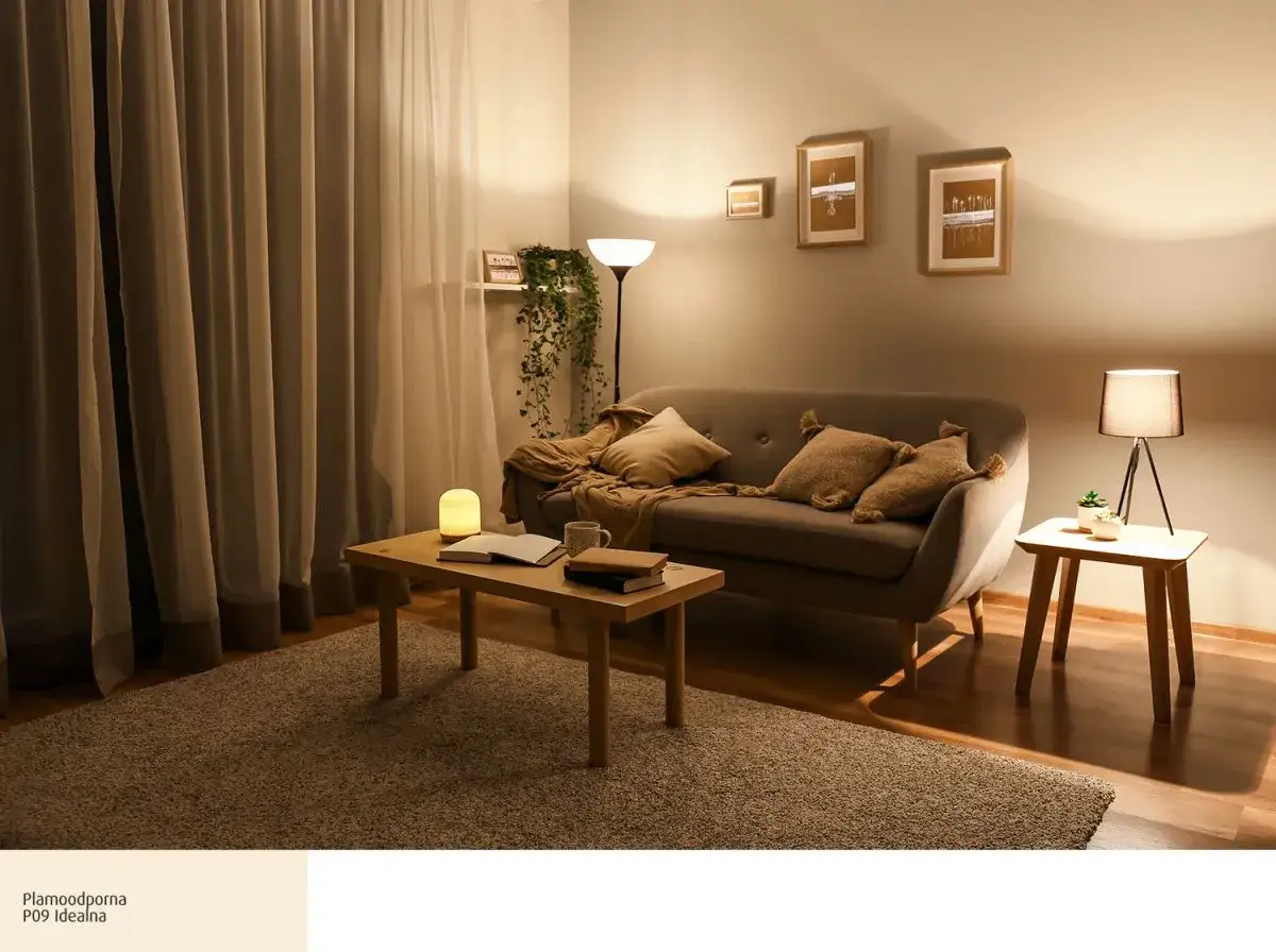 Przytulny salon z sofą, stolikiem i dywanem. Ciepłe kolory ścian do salonu tworzą relaksującą atmosferę.