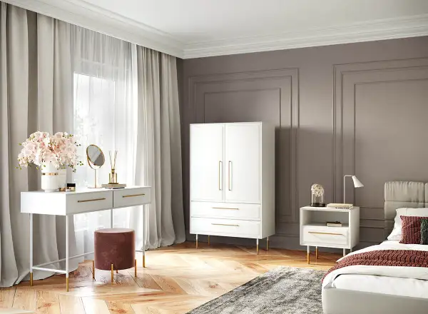 Elegancka sypialnia z białymi meblami i brązowymi ścianami. Idealne pytanie: jaki kolor ścian do białych mebli?