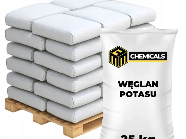 Stosowanie węglanu potasu: białe worki z produktem na palecie. Sprawdź węglan potasu dawkowanie dla optymalnych rezultatów.