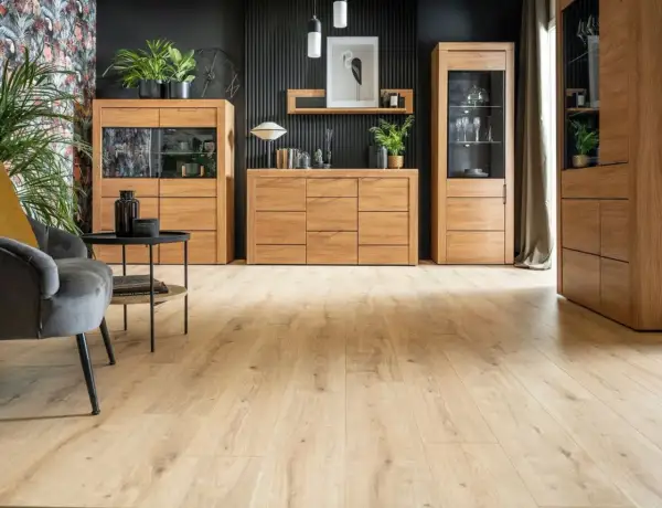 Nowoczesny salon z drewnianymi meblami, takimi jak komoda i witryna, idealnie pasuje do stylu ac4 czy ac5.